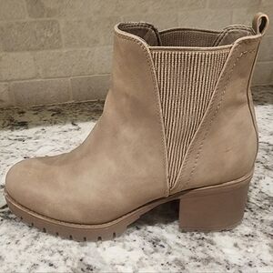 Mia Women's Tan Ankle Boots